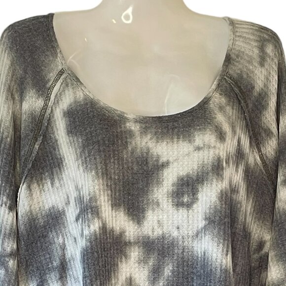 Torrid Tie-Dye Waffle Tunic has Long Tail and Long Raglan Sleeves Grey and White - Picture 3 of 8